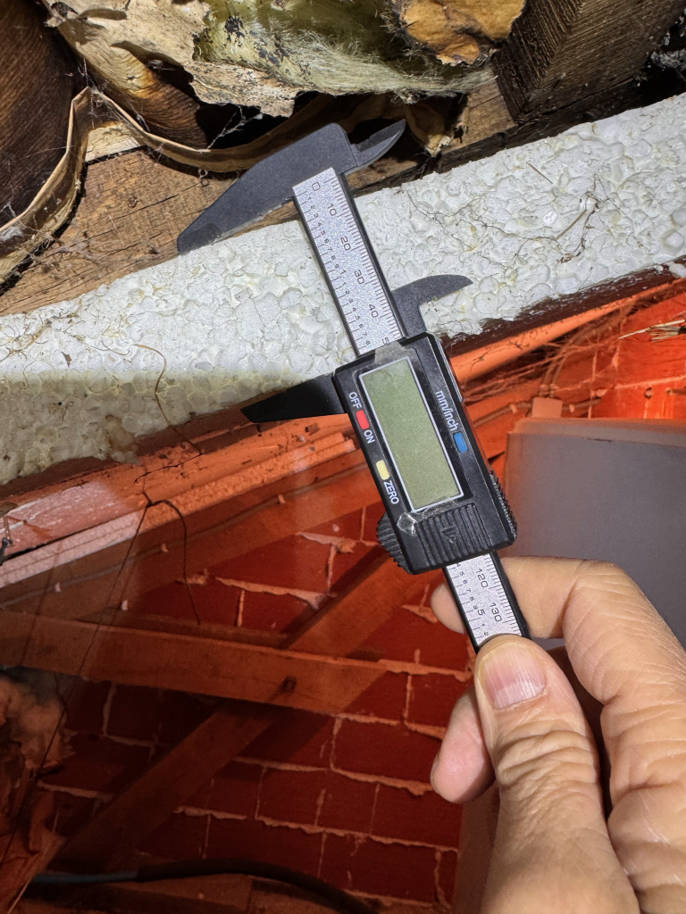 Mesure de l'épaisseur de l'isolant pour le DPE